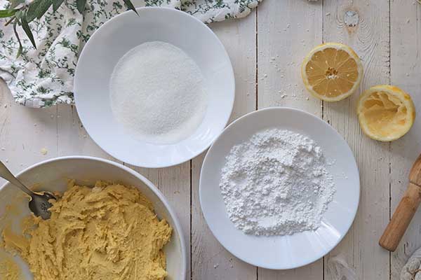 Popękane ciastka cytrynowe cukry przygotowane do obtaczania ciasteczek