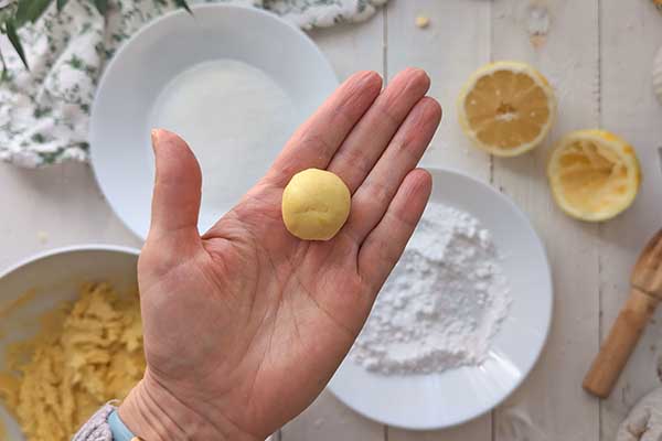 Popękane ciastka cytrynowe formowanie kulek z ciasta na ciasteczka