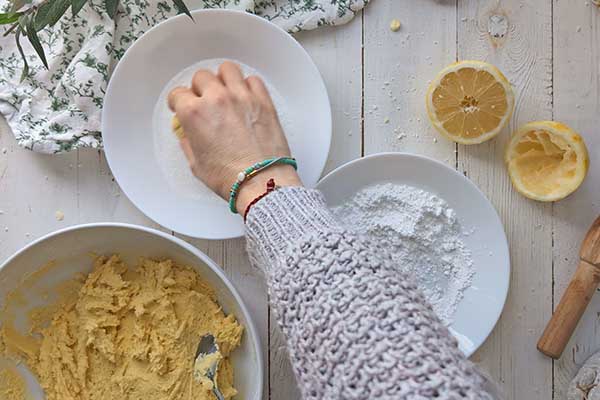 Popękane ciastka cytrynowe obtaczanie cytrynowych ciasteczek w cukrze