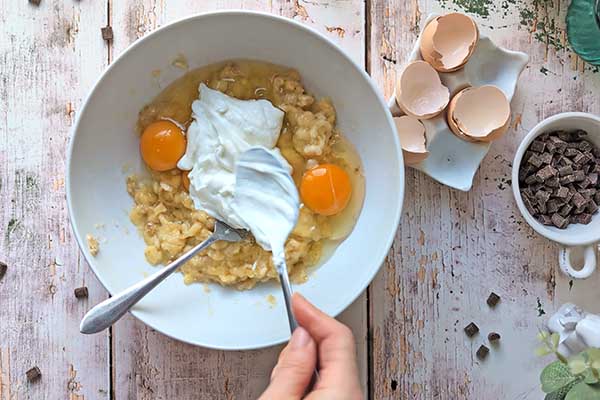 Protein Banana Cake dodawanie mokrych składników na ciasta bananowe