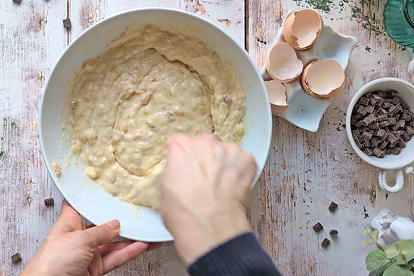Protein Banana Cake mieszanie mokrych składników na ciasto bananowe
