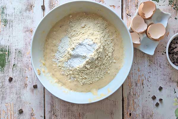 Protein Banana Cake dodawanie suchych składników do ciasta bananowego