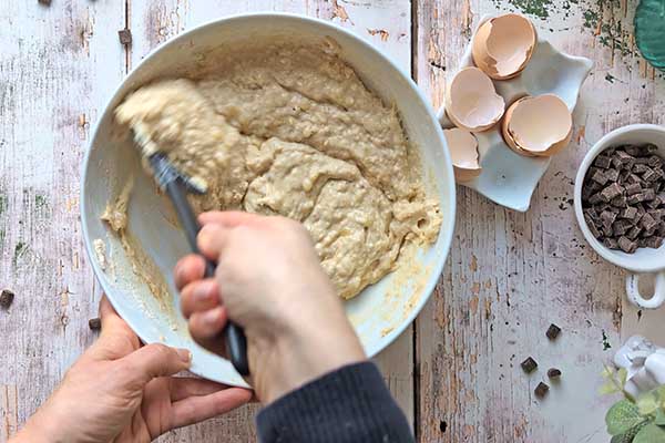 Protein Banana Cake mieszanie ciasta bananowego