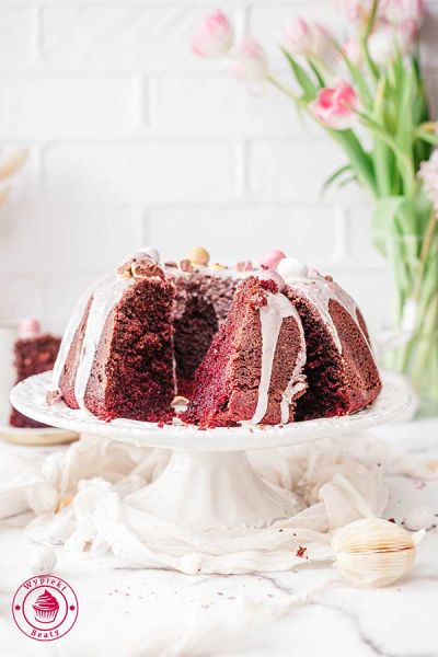 puszysta i miękka wielkanocna babka o czerwonym kolorze szybka babka red velvet przepis krok po kroku