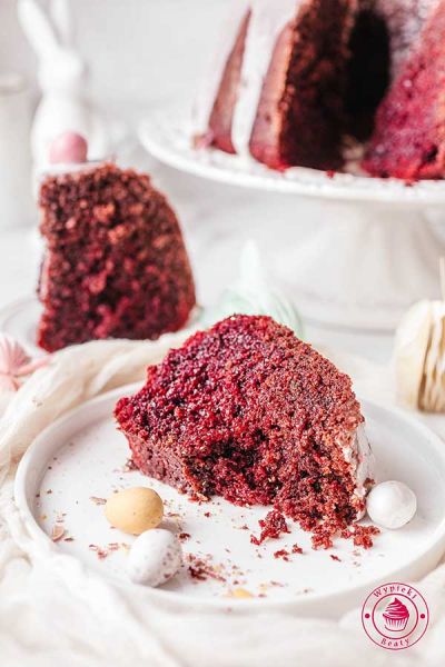 miękka ucierana babka idealna do kawy delikatna i miękka czerwona babka red velvet z lukrem