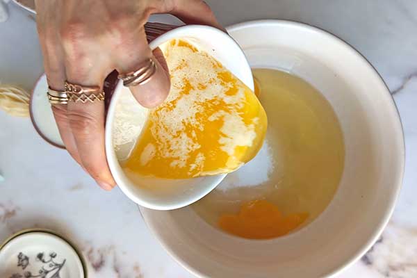 Babka Red Velvet dodawanie składników na babkę red velvet