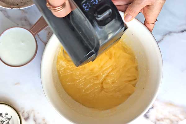 Babka Red Velvet miksowanie mokrych składników z cukrem