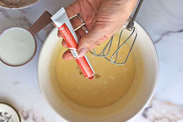 Babka Red Velvet dodawanie czerwonego barwnika do ciasta na babkę red velvet