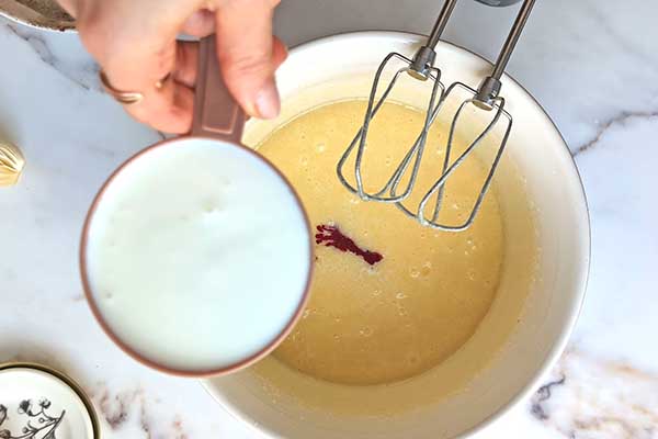 Babka Red Velvet dodawanie maślanki do ciasta na babkę