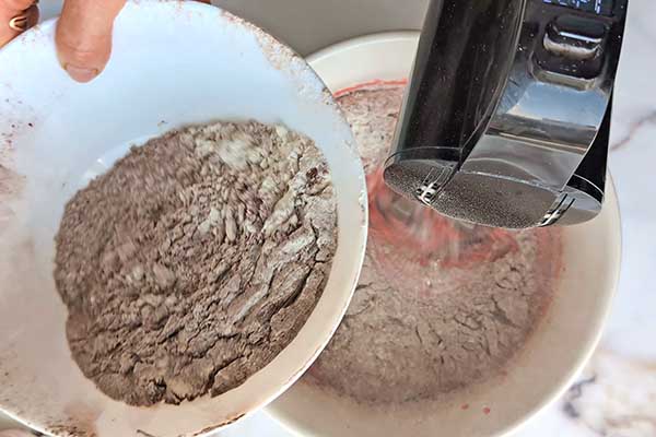 Babka Red Velvet dodawanie przesianej mąki z kakao do ciasta na babkę