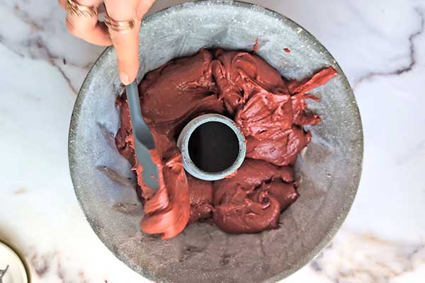 Babka Red Velvet przekładanie ciasta na babkę do formy do pieczenia