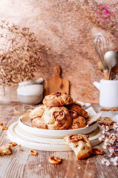 chrupiące ciastka z białą czekoladą i słonymi precelkami lekko słone ciasteczka z precelkami i białą czekoladą