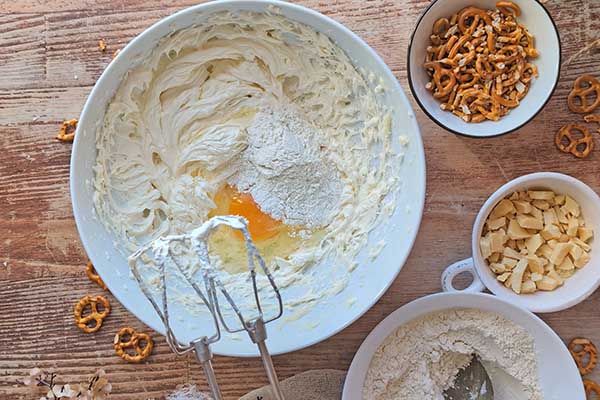 Proste ciastka z precelkami dodawanie jajka do ciasta na ciastka