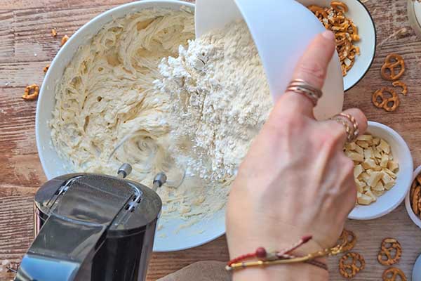 Proste ciastka z precelkami dodawanie mąki do ciasta na ciastka