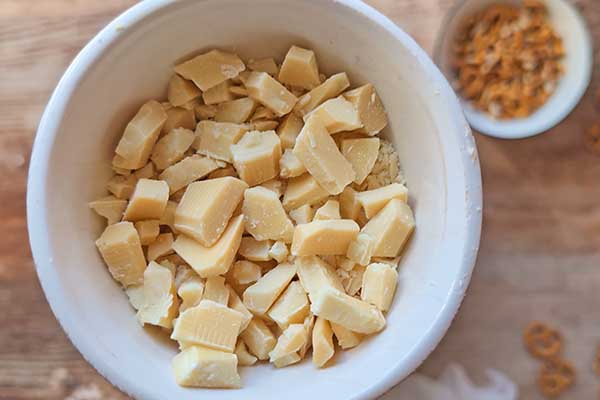 Proste ciastka z precelkami posiekana biała czekolada do ciastek