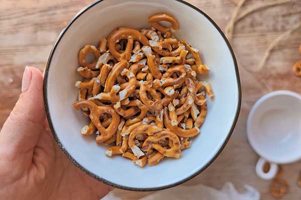 Proste ciastka z precelkami posiekane precelki do ciastek