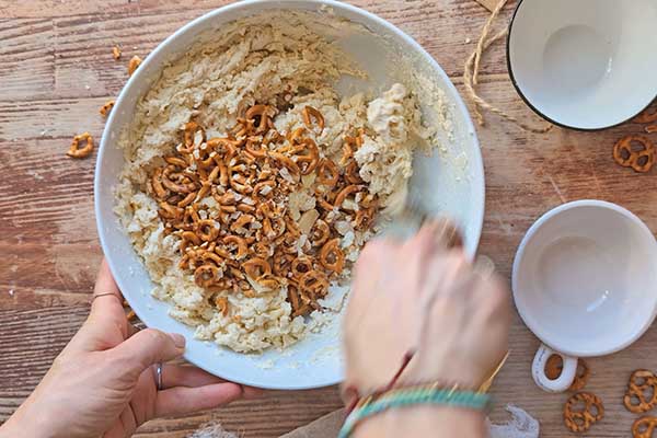 Proste ciastka z precelkami mieszanie ciasta z precelkami i posiekaną czekoladą