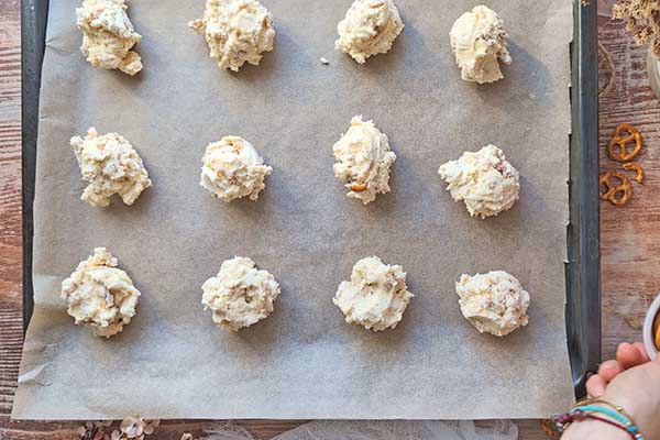 Proste ciastka z precelkami ciastka z precelkami ułożone na blaszce do pieczenia