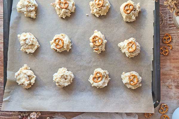 Proste ciastka z precelkami nakładanie precelków na ciastka