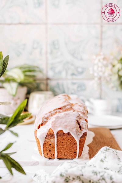 wilgotne i aromatyczne ciasto z ananasem z puszki i lukrem ananasowym ciasto ananasowe prosty przepis krok po kroku