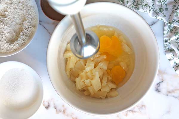 Proste ciasto ananasowe miksowanie ananasa z jajkami na ciasto ananasowe