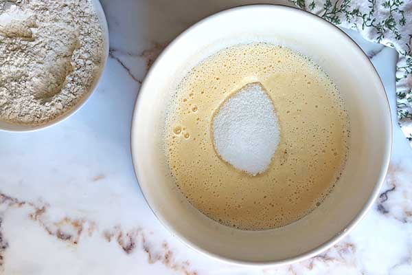 Proste ciasto ananasowe dodawanie cukru i oleju do ciasta