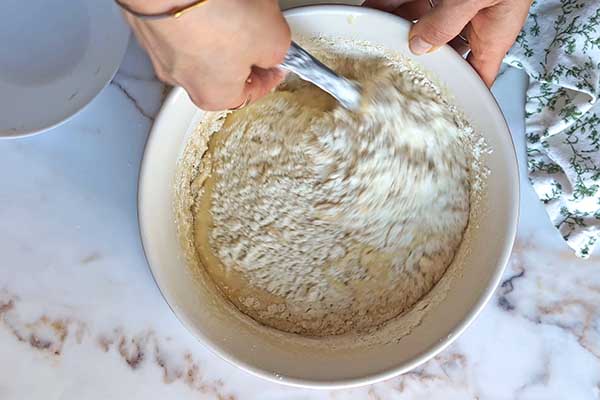 Proste ciasto ananasowe mieszanie produktów na ciasto ananasowe