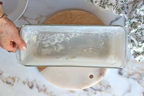 Proste ciasto ananasowe forma przygotowana do pieczenia ciasta ananasowego