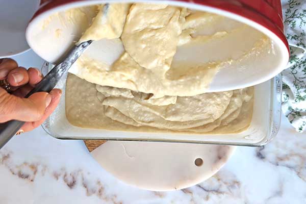 Proste ciasto ananasowe przekładanie ciasta ananasowego do formy do pieczenia