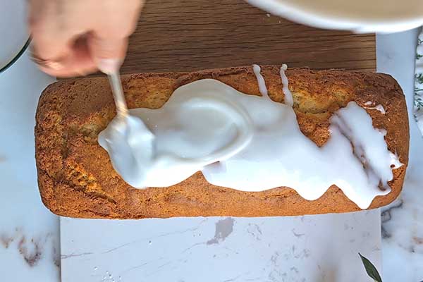 Proste ciasto ananasowe smarowanie ciasta ananasowego lukrem ananasowym