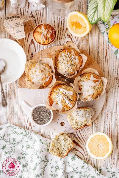 widok z góry na upieczone muffiny z nasionami chia twarogowe muffiny z serem ricotta i nasionami chia prosty przepis