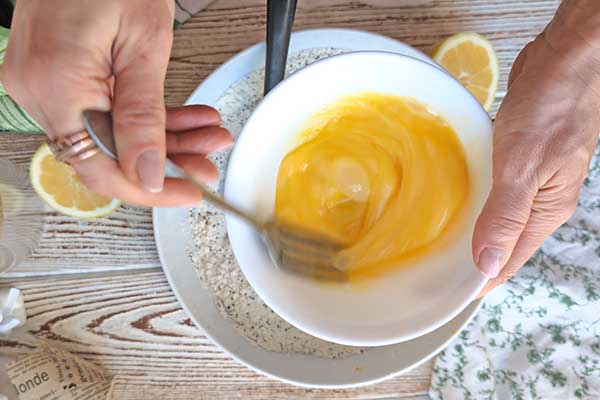 Muffiny z ricottą i chia mieszanie jajek do ciasta na muffiny z nasionami chia