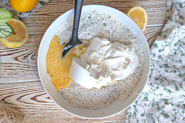 Muffiny z ricottą i chia dodawanie mokrych składników do muffinek z ricottą i chia