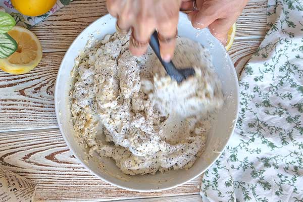 Muffiny z ricottą i chia mieszanie składników na muffiny z ricottą