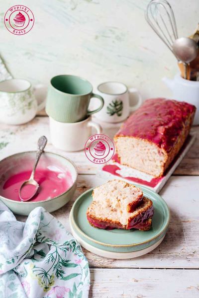 malinowa babka na budyniu malinowym oblana lukrem malinowym szybka babka z budyniem i lukrem owocowym