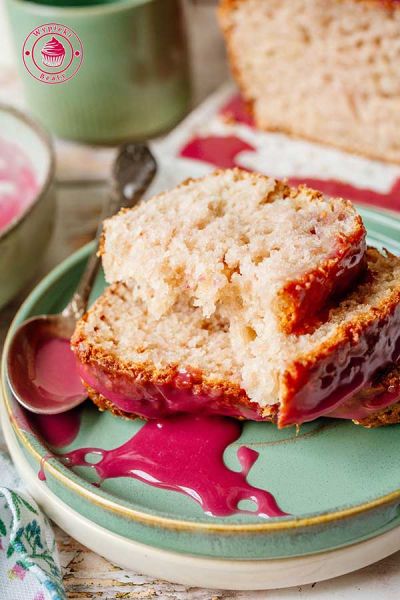 zbliżenie na pokrojoną na kawałki malinową babkę oblaną lukrem malinowym szybka malinowa babka z budyniem przygotowana bez miksera