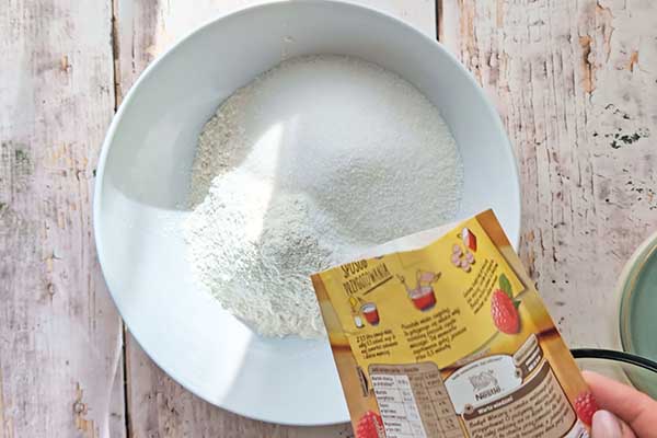 Babka malinowa z malinowym budyniem dodawanie budyniu do suchych składników na babkę