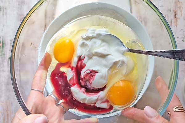 Babka malinowa z malinowym budyniem mieszanie mokrych składników na babkę malinową