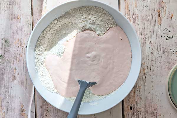 Babka malinowa z malinowym budyniem dodawanie mokrych składników do suchych