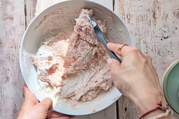 Babka malinowa z malinowym budyniem mieszanie ciasto na babkę malinową