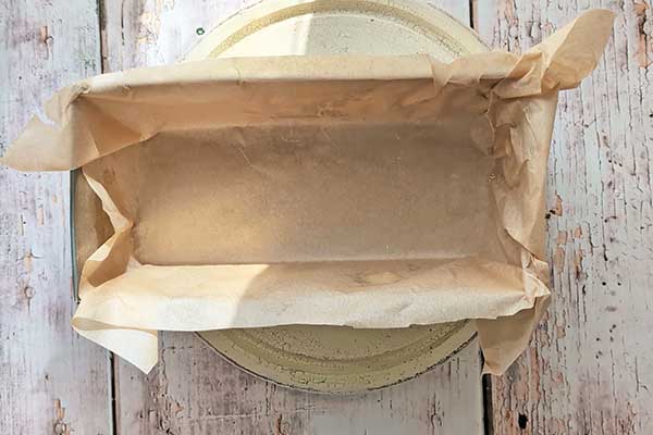 Babka malinowa z malinowym budyniem forma do pieczenia przygotowana do pieczenia babki