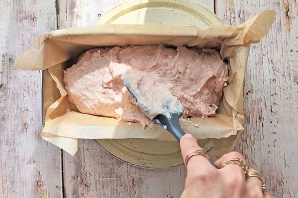 Babka malinowa z malinowym budyniem wykładanie babki malinowej do formy do pieczenia