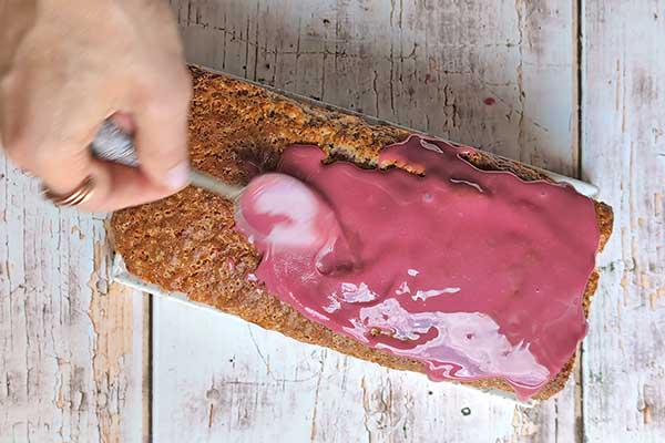 Babka malinowa z malinowym budyniem smarowanie babki malinowej lukrem