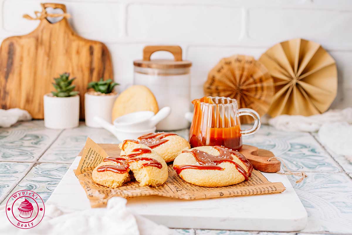 przepis na domowe miękkie ciasteczka karmelowe przepis ze zdjęciami i filmem proste miękkie ciastka ze słonym karmelem i domowym sosem karmelowym