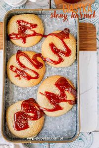 Forgotten Meringue Cookies Cookies with caramel sauce.