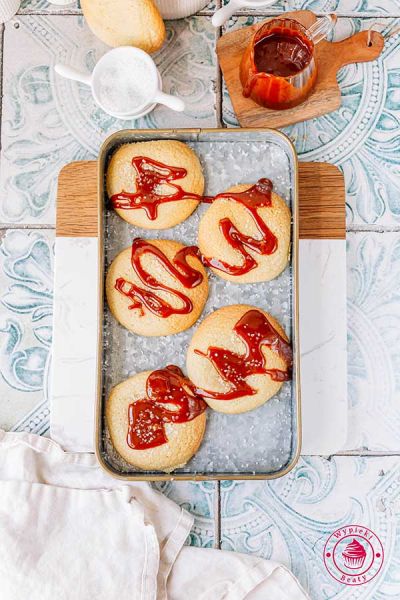 jak zrobić domowe ciastka bez wałkowania z solonym karmelem - prosty przepis dla każdego pomysł na ciastka karmelowe z sosem karmelowym i solą