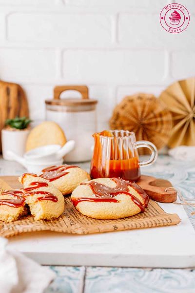 jak zrobić łatwe ciastka z dziećmi w dłoniach łatwe ciasteczka polane sosem karmelowym i posypane solą