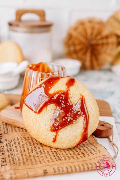 zbliżenie na ciasto oblane sosem karmelowym i posypane solą miękkie ciastka z domowym sosem karmelowym i solą