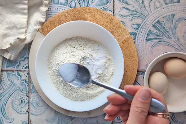 mieszanie mąki, proszku i soli na ciastka