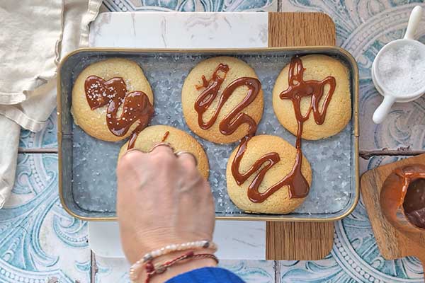 posypywanie wierzchu ciastek solą